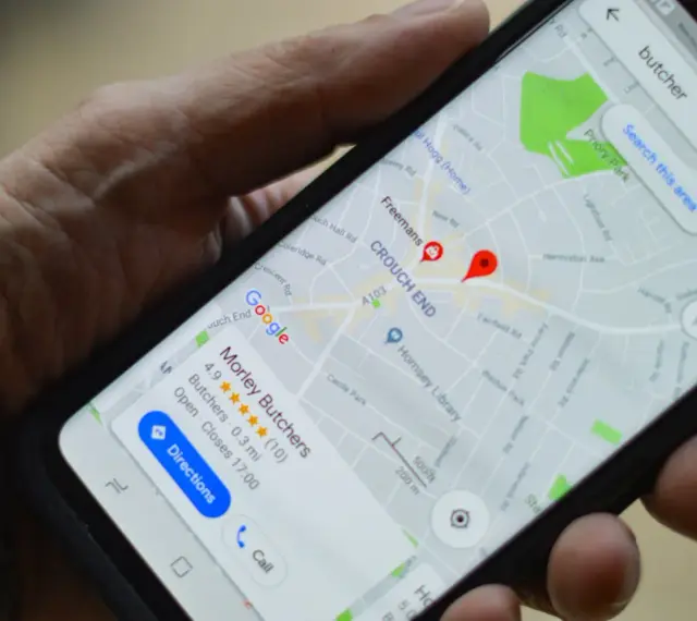 Szukasz rzeźnika? Geolokalizacja co to? Telefon pokazuje mapę Google z zaznaczonym sklepem "Morley Butchers" w Crouch End.