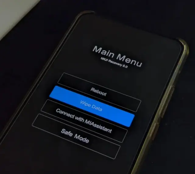 Ekran telefonu Xiaomi w trybie fastboot, menu główne MIUI Recovery 5.0 z opcją "Wipe Data" podświetloną na niebiesko.