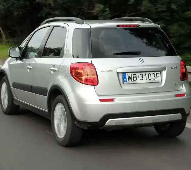 Srebrny Suzuki SX4 1.6 benzyna w ruchu drogowym, widok z tyłu.