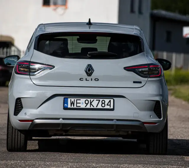 Szare Clio 5 z polskimi tablicami WE 9K784 stoi na drodze.