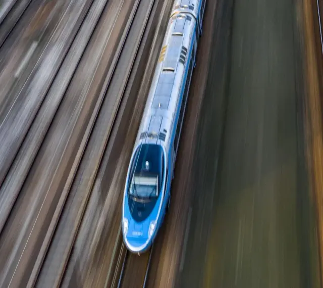 Pendolino pędzi po torach z Warszawy do Szczecina, tworząc na zdjęciu efekt rozmycia.