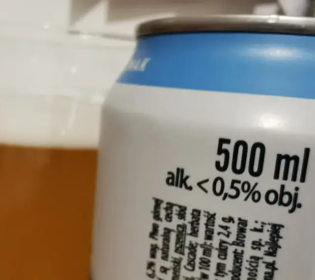 Szklanka piwa i puszka z informacją "alk. < 0,5% obj.". Zastanawiasz się, ile promili po jednym piwie? To piwo ma poniżej 0,5% alkoholu.