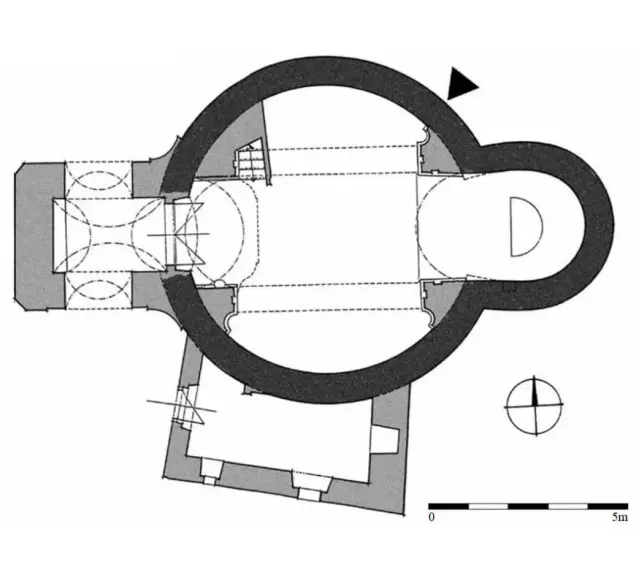 Plan architektoniczny budowli z centralną rotundą, absydą i przylegającymi pomieszczeniami. Skala 5m.