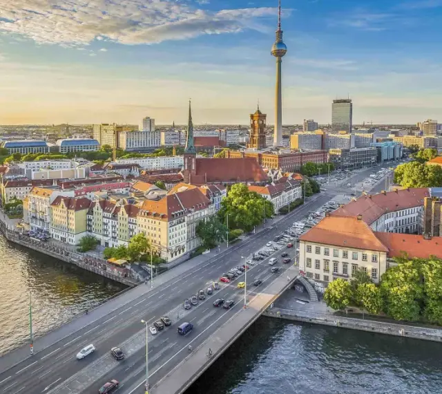 Widok na Berlin z wieżą telewizyjną i katedrą. Wyobraź sobie podróż pociągiem z Krakowa do Berlina, podziwiając takie krajobrazy.