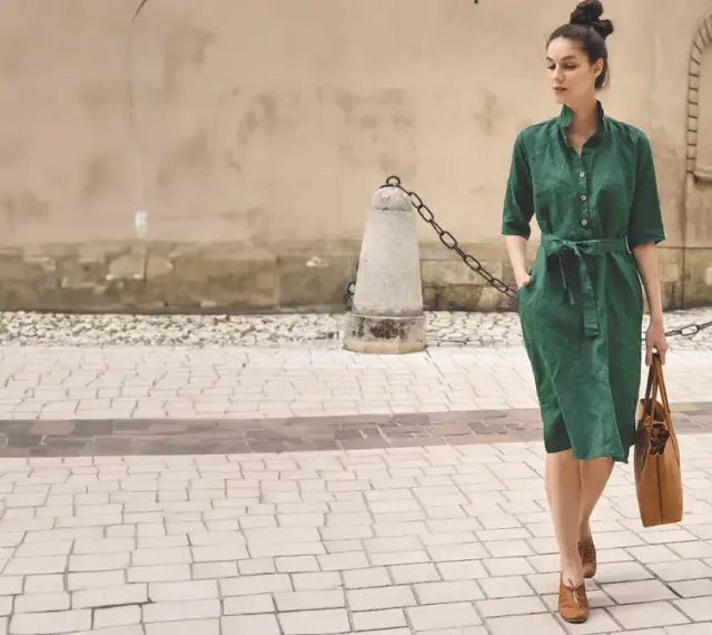 Elegancka stylizacja na lato: zielona lniana sukienka z paskiem, brązowa torba i mokasyny. Idealny przykład, jak się ubrać latem.