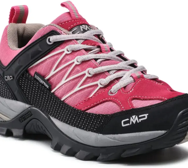 Różowy but trekkingowy CMP, idealny na outdoorowe przygody. CMP to firma znana z odzieży i obuwia sportowego.