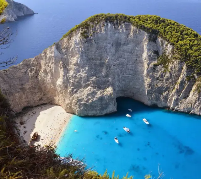 Widok na Navagio, słynną plażę wraku na Zakynthos, jednej z najpiękniejszych wysp w Grecji. Turkusowa woda, biały piasek i wapienne klify tworzą rajski krajobraz.