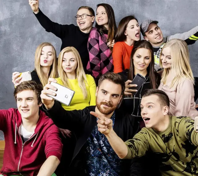 Grupa młodych ludzi, 19+ obsada, robi sobie selfie.