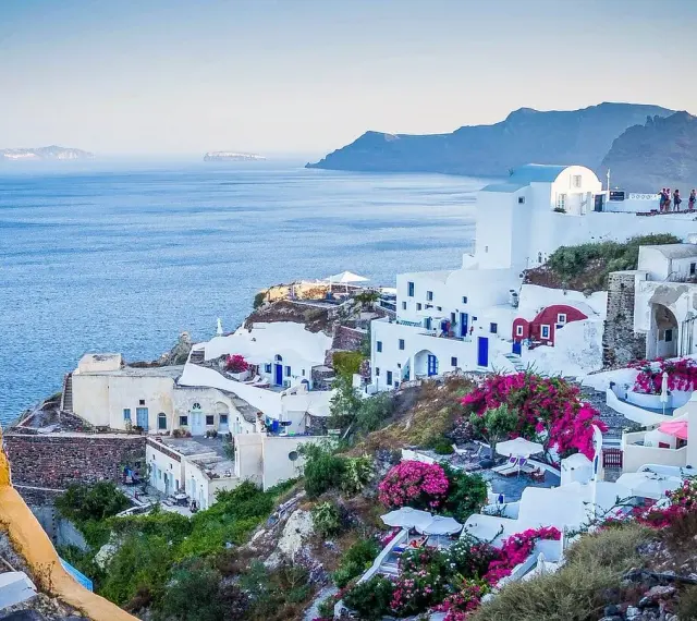 Santorini, Grecja. Białe domy na klifie, morze. Czy do Grecji potrzebny jest paszport? Tak, jeśli nie jesteś obywatelem UE.