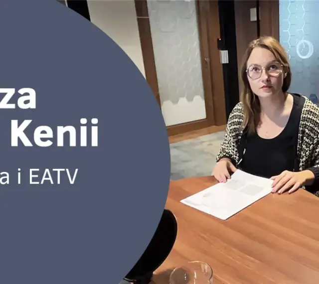 Kobieta przy biurku omawia wiza do Kenii. Informacje o eWizie i EATV.