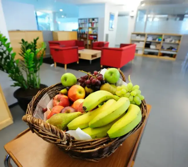 Koszyk pełen jabłek, bananów, gruszek i winogron. Idealny na owocowe czwartki w biurze.