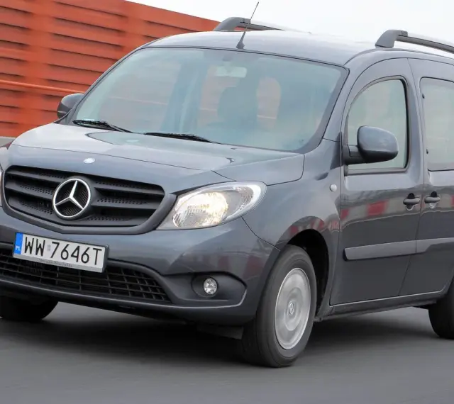 Szary Mercedes Citan na drodze. Choć praktyczny, warto znać jego potencjalne mercedes citan wady przed zakupem.