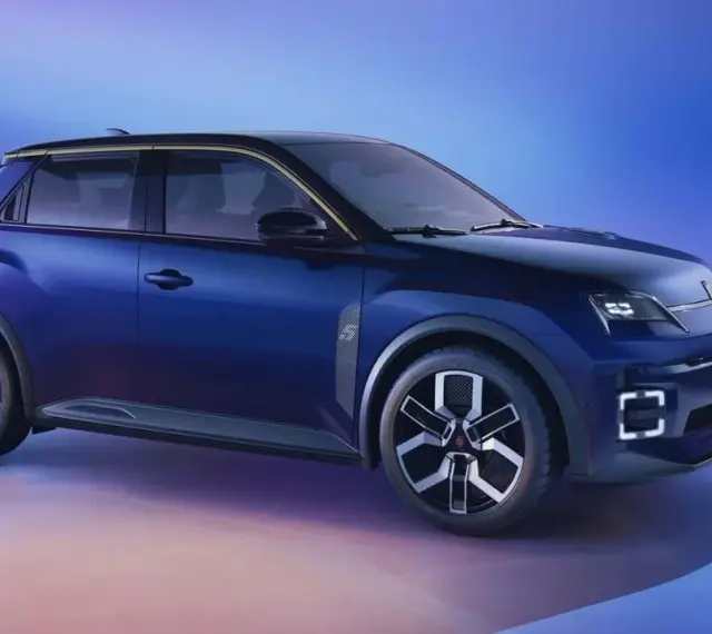 Nowe, granatowe Renault 5 z czarnym dachem i złotymi akcentami, na tle niebiesko-fioletowego gradientu.
