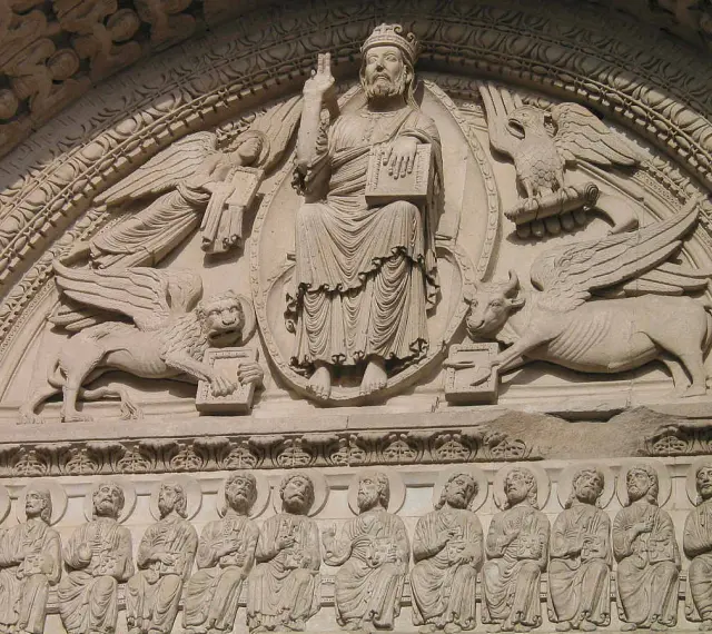 Kamienna płaskorzeźba przedstawia Chrystusa z symbolami ewangelistów: lew (Marek), orzeł (Jan), anioł (Mateusz), wół (Łukasz). Poniżej siedzi dwunastu apostołów.