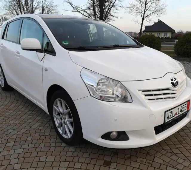Biała Toyota Verso 1.8 benzyna zaparkowana na kostce brukowej.