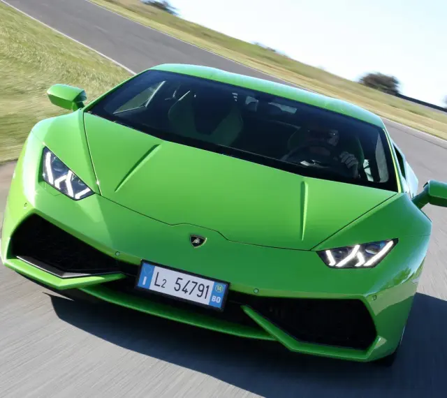 Zielony Lamborghini Huracan na torze wyścigowym. Sprawdź, jaka jest aktualna lamborghini huracan cena i możliwości tego cacka.