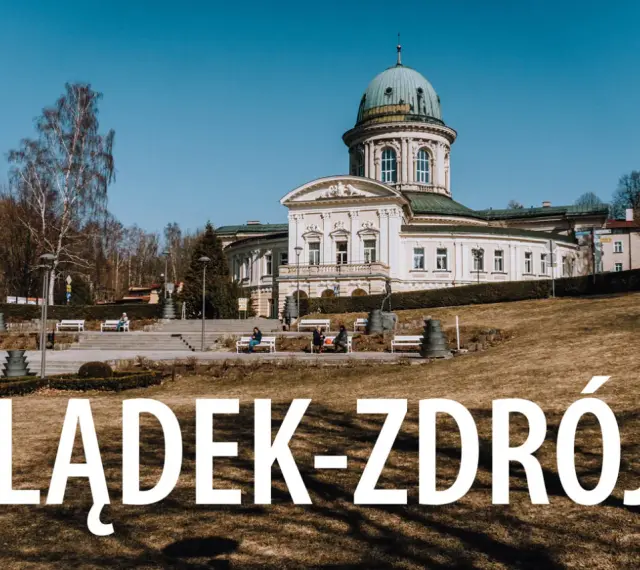 Piękny budynek uzdrowiskowy w Lądku-Zdroju. Warto zobaczyć lądek-zdrój atrakcje po czeskiej stronie, choć to zdjęcie pokazuje polską stronę.