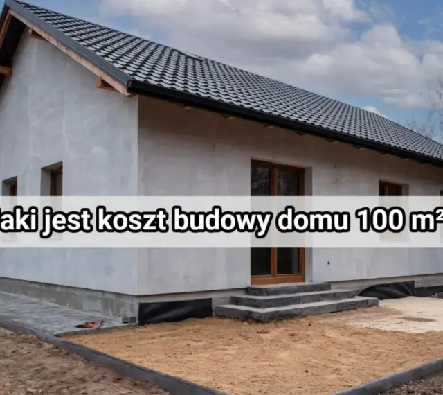 Nowy dom w budowie, szary tynk, ciemny dach. Jaki jest koszt budowy domu 100 m² w 2025 roku?