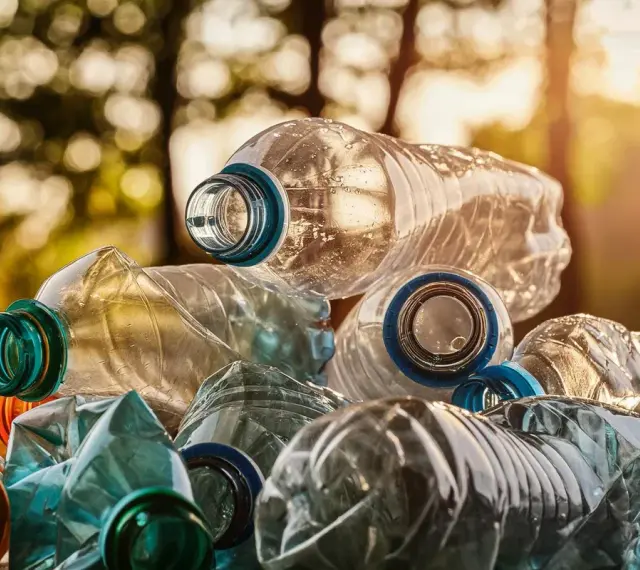 Stos plastikowych butelek czeka na recykling. Czy system kaucyjny za odpady budowlane na działce zostanie wprowadzony w 2026?