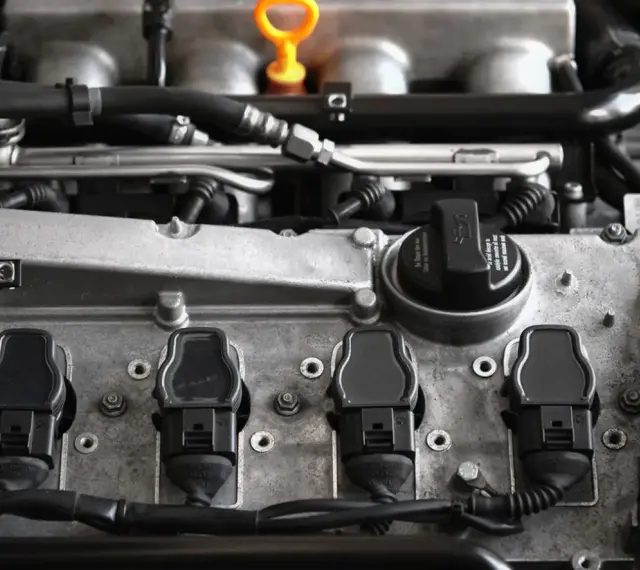 Silnik Volkswagena z widocznymi cewkami zapłonowymi. Błąd DTC P0030 może wskazywać na problem z sondą lambda.
