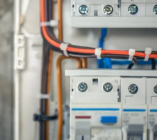 Nowoczesna instalacja elektryczna bezpuszkowa z uporządkowanymi przewodami w skrzynce rozdzielczej.