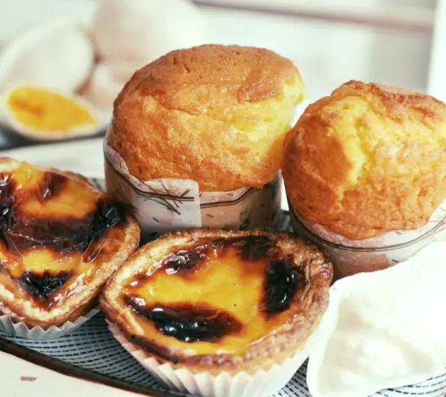 Pyszne babeczki i dwa pastel de nata – idealne, by dowiedzieć się, co przywieźć z Portugalii jedzenie.