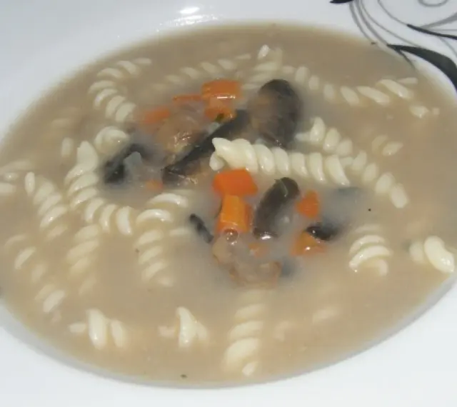 Zupa pieczarkowa z makaronem, przepis babci. Aromatyczna, z kawałkami pieczarek i marchewki, podana z makaronem.