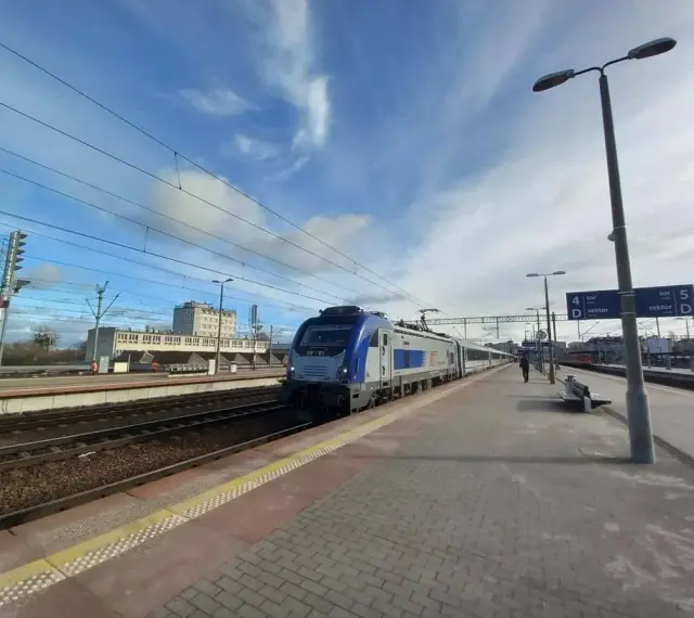 Pociąg na stacji, gotowy do odjazdu. Zastanawiasz się, ile się jedzie do Szczecina? Czas sprawdzić rozkład!