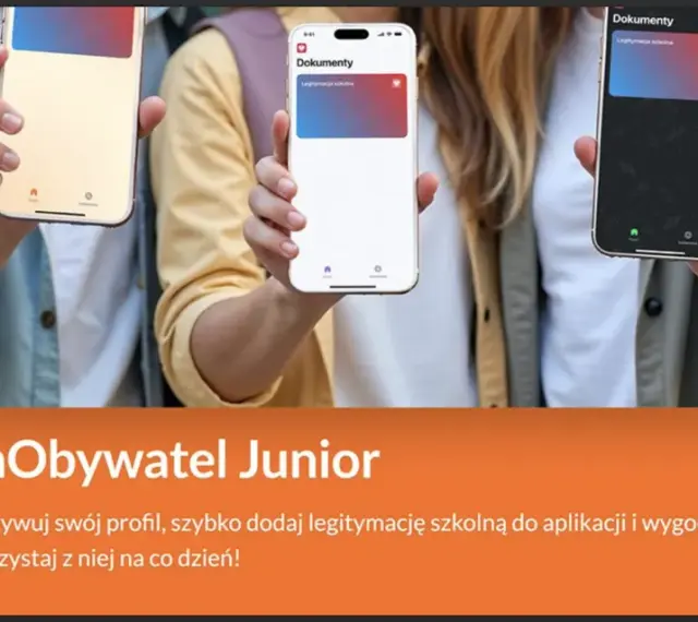 Trzy osoby trzymają telefony z widoczną cyfrową legitymacją szkolną w aplikacji mObywatel.