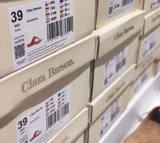 Pudełka z obuwiem Clara Barson. To marka oferująca stylowe i wygodne buty, dostępne online.