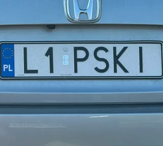 Rejestracja lu L1 PSKI na tylnej klapie Hondy.