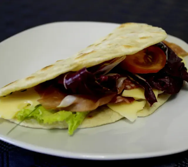 Pyszna piadina z szynką, serem, pomidorem i cykorią. Idealny przepis na szybki lunch!