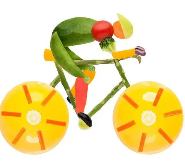 Rowerzysta z warzyw, symbolizujący energię i zdrowie, jak glikogen dla mięśni.