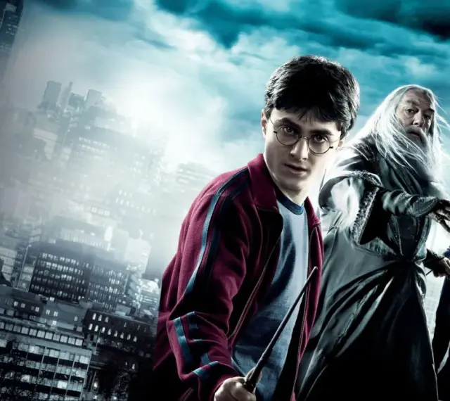 Harry Potter i Książę Półkrwi: obsada - Harry, Dumbledore, Hermiona i Ron stoją na tle miasta.