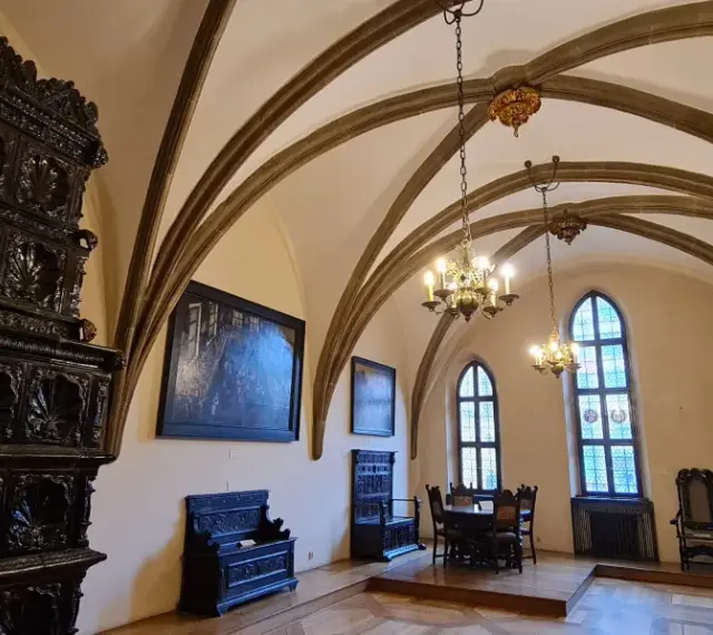 Wnętrze ratusza we Wrocławiu zachwyca bogactwem detali. Zwiedzanie tego miejsca to podróż w przeszłość.