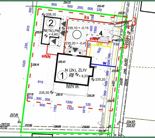 Mapa do celów projektowych z zaznaczonymi budynkami (1, 2, 4, g) i granicami działek. Widoczne oznaczenia geodezyjne i wysokości.