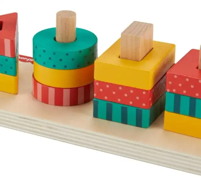 Kolorowe klocki Fisher Price w kształcie trójkąta, walca i kwadratów na drewnianej podstawie.