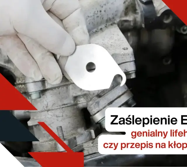 Ręka w białej rękawiczce trzyma metalową zaślepkę EGR, gotową do montażu.