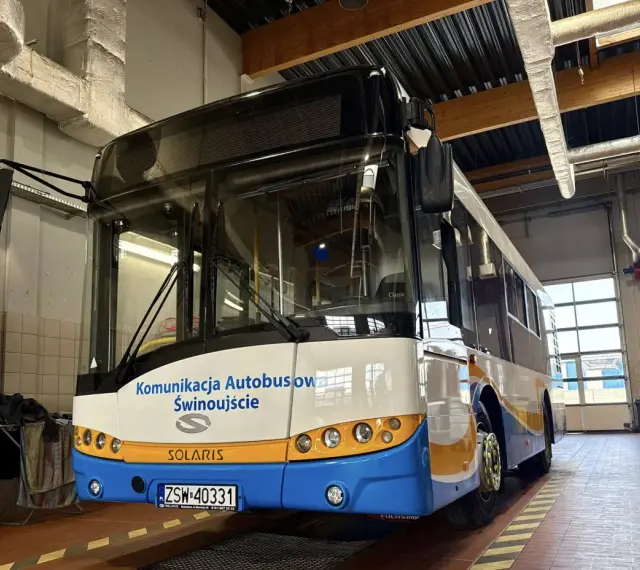 Autobus komunikacji miejskiej Solaris w zajezdni, z napisem "Komunikacja Autobusowa Świnoujście".