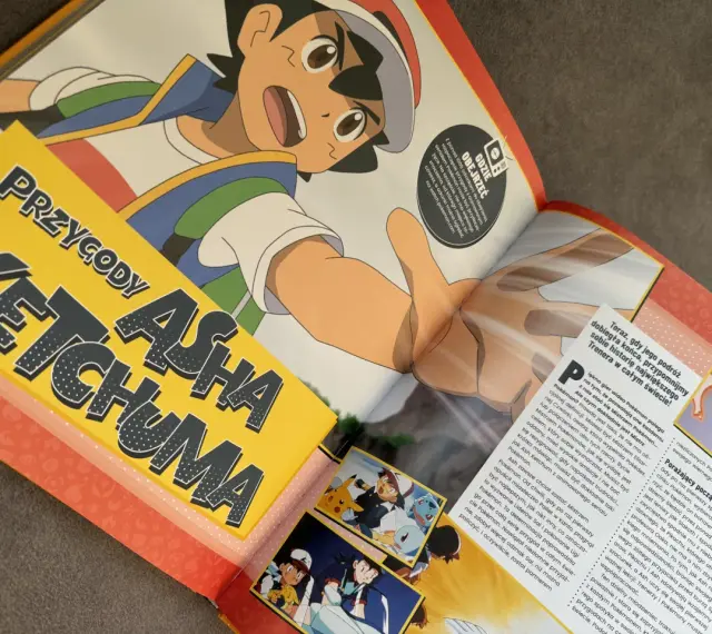 Ash Ketchum i Pikachu z serii Pokémon na tle okładki magazynu, nawiązującej do stylu adidas x pokemon.