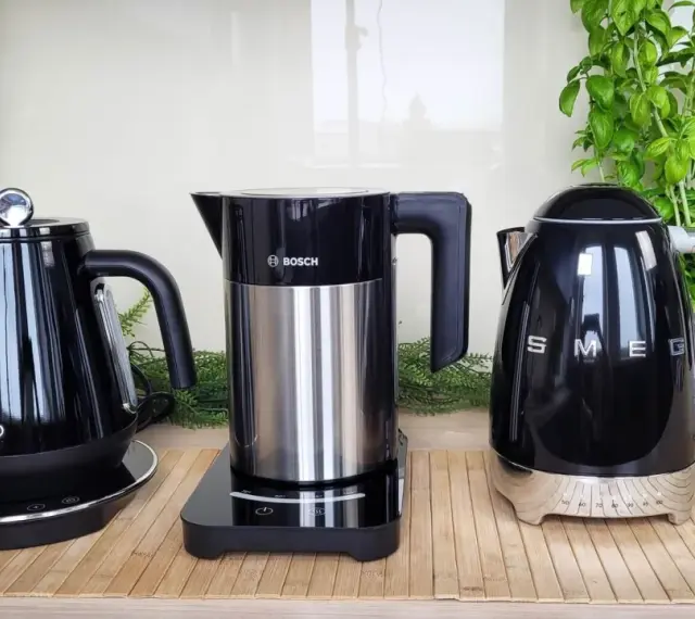 Trzy czarne czajniki: DeLonghi, Bosch i Smeg. Czy Sencor to za firma? Zobacz porównanie!