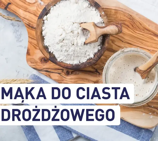 Mąka do ciasta drożdżowego: biała mąka w drewnianej misce i zakwas w słoiku, gotowe do pieczenia.