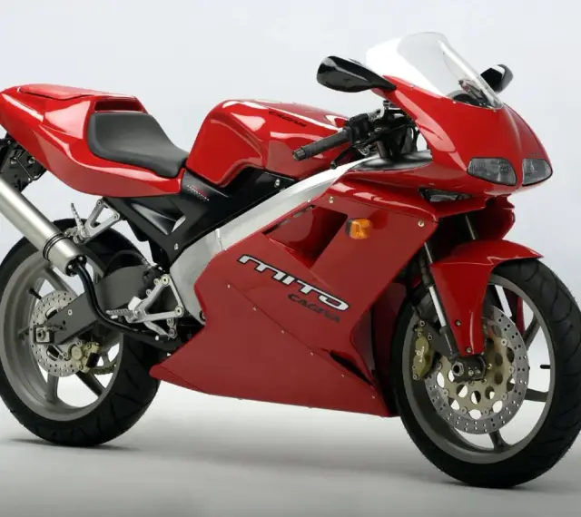 Czerwony motocykl Cagiva Mito, idealny na kategorię B prawa jazdy. Sportowy wygląd i zwinność.