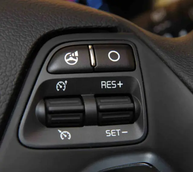 Przyciski na kierownicy: włączanie podgrzewania, wyłączanie, RES+, SET-. Ułatwiają jazdę z **cruise control**.
