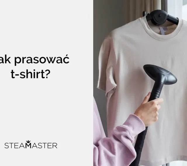 Jak prasować t-shirt parownicą? Dłoń trzymająca parownicę zbliża się do beżowej koszulki wiszącej na wieszaku.