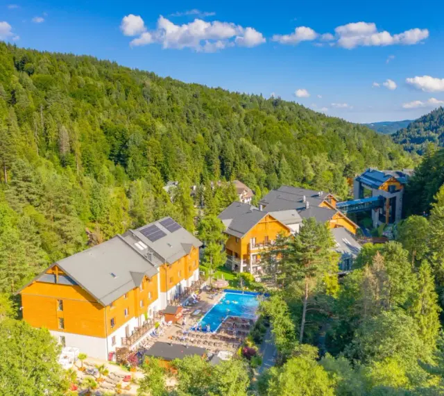 Idealne miejsce, gdzie na majówkę z dziećmi: hotel w otoczeniu lasu, z basenem i mnóstwem zieleni.