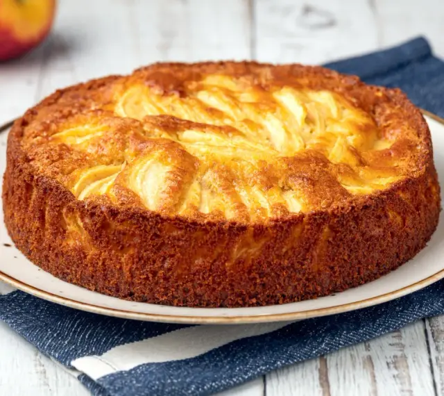 Torta di mele velocissima in 10 minuti, dorata e profumata, pronta da gustare.