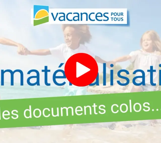 Des enfants courent sur la plage, logo "Vacances pour tous". Vidéo sur la dématérialisation des documents colos.