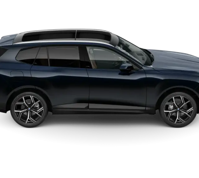 Eleganckie, nowe BMW X5 w ciemnogranatowym kolorze, z panoramicznym dachem i stylowymi felgami, gotowe na każdą podróż.