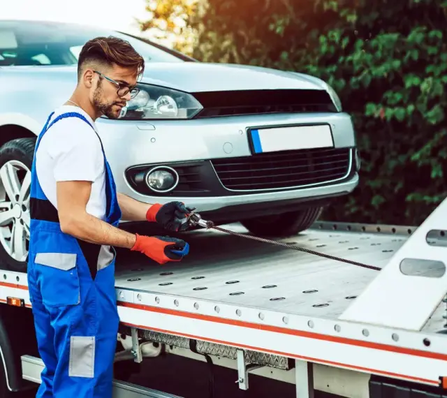 Mechanik przygotowuje auto do transportu. Zastanawiasz się, ile czasu na wyrejestrowanie auta po sprzedaży?